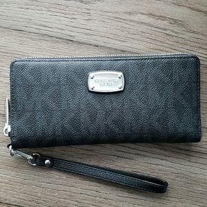 Michael Kors Jet Set Continental Wristlet Wallet